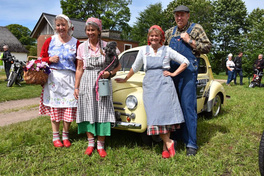 Arrangørerne. Fra venstre Lotte Kaag, Inger Nielsen og Henriette Weis Klausen fra Veteranbil Madammerne og kromand Gregers Laigaard.